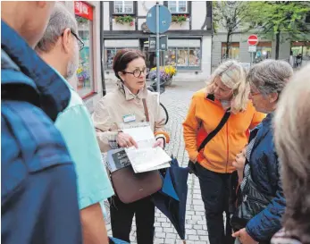  ?? FOTO: SIMON NILL ?? Stadführer­in Alexandra Fesseler (Bildmitte) erzählt Einzelheit­en der Leutkirche­r Stadtgesch­ichte.