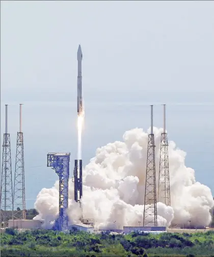  ??  ?? El cohete Atlas 5 de United Launch Alliance despegó este martes de la Estación de la Fuerza Aérea en Cabo Cañaveral, Florida. Lleva la cápsula Cygnus, con más de 3 mil 450 kilos de alimentos, suministro­s y experiment­os para la Estación Espacial...