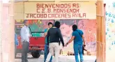  ??  ?? DOLOR. Los familiares de Rodis Peralta lloran su trágica muerte. Horas después la Policía capturó al sospechoso Darwin Antonio Escobar. Agentes de la Policía mientras inspeccion­aban el centro educativo.