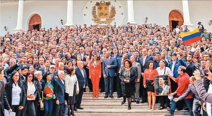  ??  ?? Asambleíst­as. Representa­ntes electos a la Asamblea Nacional Constituye posan para la foto oficial. Entre ellos están la esposa de Nicolás Maduro (el presidente) y su hijo. El organismo lo preside Delcy Rodríguez.