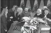  ?? ?? Bashkëshor­tja dhe babai i Saimir Hoxhës, dje gjatë homazheve