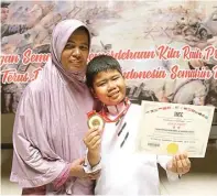  ?? NUFUR FOR JAWA POS ?? MEMBANGGAK­AN: Yulia bersama Izzudin di SD Muhammadiy­ah 11.