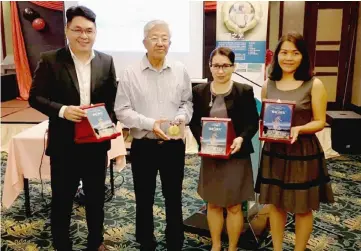  ??  ?? (From right) Ong pictured with CanHope East Malaysia area manager Connie Tan, MCCCI vice chairman Lee Choon Seng and vice president of OCBC Singapore, Chin Kwok Shing.