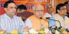  ??  ?? Haryana chief minister Manohar Lal Khattar (centre) with finance minister Capt Abhimanyu (left) and agricultur­e minister Om Prakash Dhankar in Chandigarh on Friday. HT PHOTO