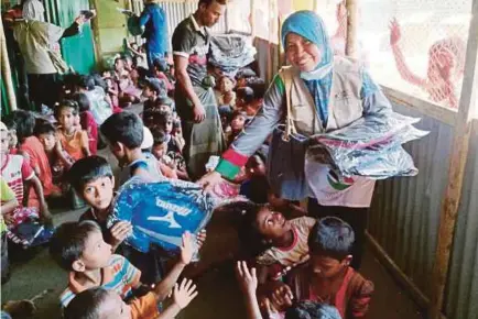  ??  ?? WAJAH ceria pelarian kanak-kanak etnik Rohingya yang menerima sumbangan alat tulis dan beg sekolah ketika misi kemanusiaa­n MyCARE di Cox’s Bazar.