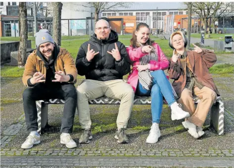  ?? FOTO: TSCHANUN ?? Philipp Savioli (29), Michael Kaller (25), Louisa Jammas (19) und Xinyu Zhou (28, v.l.) gehören in diesem Jahr zum Team des Saarklang-Festivals.