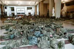  ?? Saul Loeb/AFP ?? Militares da Guarda Nacional dos EUA no saguão do Capitólio