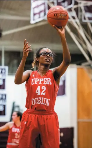  ?? JAMES BEAVER/FOR MEDIANEWS GROUP ?? Upper Dublin’s Jackie Vargas (42) connects on a free throw in the closing minute of a game against Abington.