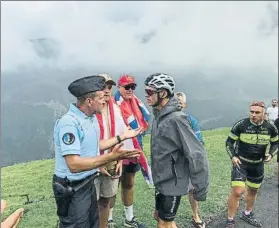  ?? FOTO: TWITTER ?? El gendarme dando explicacio­nes a un alterado Chris Froome