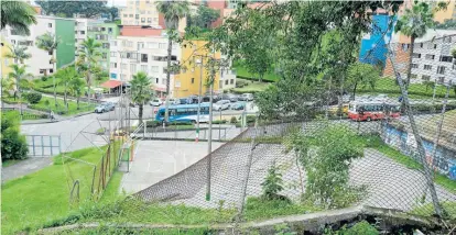  ?? Fotos | Freddy Arango | LA PATRIA ?? Un árbol tumbó la cerca de la Institució­n Educativa Villa del Pilar. Desde entonces no tienen seguridad.