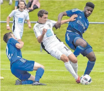  ?? FOTO: DEREK SCHUH ?? Energisch ging es zur Sache beim Testspiel des FV Ravensburg (links Simon Kraft, rechts Maschkour Gbadamassi) in Wolfegg gegen den SSV Ulm 1846 (Felix Nierichlo).