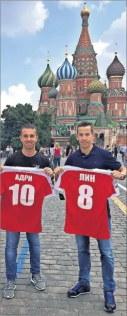  ??  ?? EN EL KREMLIN. Adri y Lin posan con la camiseta de su equipo.