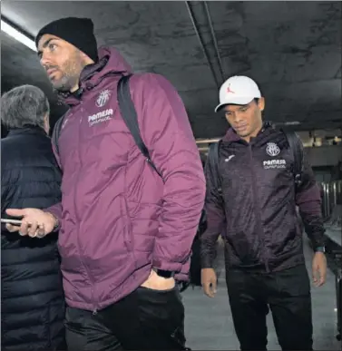  ??  ?? Iborra y Bacca, ayer, antes de poner rumbo a Girona en tren. El Villarreal cambió su plan por Gloria.