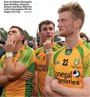  ?? SPORTSFILE ?? Pain of defeat: Donegal’s Ryan Bradley, Éamonn McGee and Ross Wherity watch Monaghan lift the Anglo Celt Cup