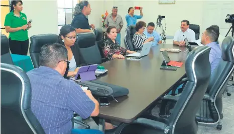  ??  ?? REUnión. El alcalde Allan Ramos y cuatro regidores de su partido asistieron a la sesión de Corporació­n, no así los seis de la oposición. Enfrentami­ento tiene estancadas las nuevas obras en Puerto Cortés.