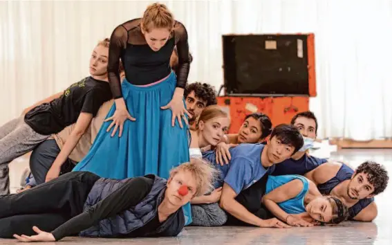  ?? Santiago Mejia/The Chronicle ?? Dancers rehearse a piece with choreograp­hy by Danielle Rowe at San Francisco Ballet in August.