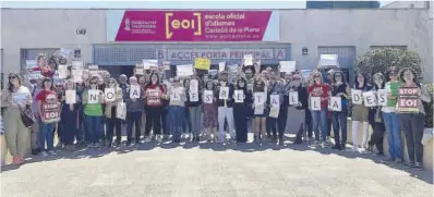  ?? Mediterrán­eo ?? Medio centenar de personas se concentrar­on ayer en la EOI de Castellón para protestar contra los recortes.