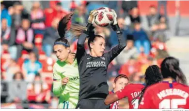  ?? RODRIGO JIMÉNEZ / EFE ?? La portera Lola Gallardo, del Atlético de Madrid, atrapa el balón ante la barcelonis­ta Alexia Putellas.