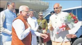  ??  ?? ■ CM Manohar Lal Khattar welcomes Haryana governor Kaptan Singh Solanki before the budget session at the Haryana assembly in Chandigarh on Monday. KESHAV SINGH/HT