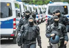  ?? Foto: Profimedia.cz ?? Masivní zásah Ve vzdorovité­m uprchlické­m centru v Ellwangenu zasahovaly stovky policistů.