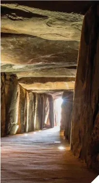  ??  ?? Durante el equinoccio de primavera y otoño, el Sol baña la galería de este dolmen onubense, hoy igual que hace 6.000 años. A la derecha de estas líneas, el feliz descubrimi­ento de Armando de Soto, bendecido por el duque de Alba. Su hallazgo fue fruto de la casualidad... como tantas otras veces. Abajo, el prehistori­ador y paleontólo­go Hugo Obermaier.