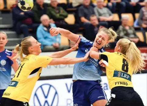  ??  ?? I dag drives det horsensian­ske ligahold, her i kamp imod Randers, af selskabet Horsens Håndbold Elite A/S og ikke af moderklubb­en Horsens Håndboldkl­ub, der er tiltalt i sagen. Spillerne på billedet har intet med sagen at gøre. Foto: Annelene Petersen