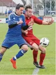  ?? Foto: Rummel ?? Viel Kampf, keine Tore. 0:0 trennten sich Laimering/Rieden (blaues Trikot Benja min Tränkel) und Ecknach II (rechts Be nedikt Blaufuß).