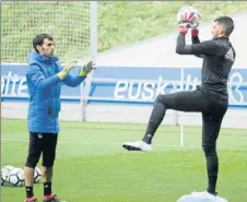  ??  ?? Gerónimo Rulli se ejercita sobre una pelota de bosu con Jon Alemán