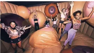  ?? FOTO: MUSEUM OF SEX NEW YORK CITY ?? Hüpfen auf Brüsten, auch das ist im Museum of Sex in New York möglich. Die Installati­on heißt „Jump for Joy“.