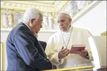  ?? GIUSEPPE LAMI PHOTOS / ANSA POOL ?? Pope Francis exchanges gifts with Palestinia­n President Mahmoud Abbas during a private audience at the Vatican on Saturday.