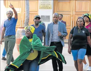  ?? Picture: FREDLIN ADRIAAN ?? ON TRIAL: Andile Lungisa, centre, is surrounded by supporters outside court