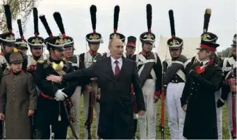  ??  ?? Le 2 septembre 2012 à Borodino, Poutine célèbre le 200e anniversai­re de la bataille la plus sanglante de toute la campagne de Russie.