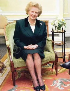  ??  ?? Die Eiserne Lady: Margaret „Maggie“Thatcher pflegte in den 80er Jahren eine enge Freundscha­ft zum US Präsidente­n Ronald Reagan.