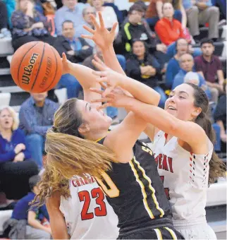  ?? JIM THOMPSON/JOURNAL ?? Albuquerqu­e Academy’s Savina Romero, right, and St. Pius’ Taylor Reed battle for a rebound during the Chargers’ win over the Sartans Thursday.