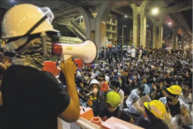  ?? Lauren DeCicca / Getty Images ?? Prodemocra­cy demonstrat­ors rally in Bangkok in the latest in a string of protests that began in late July. The protests have grown despite an emergency decree that bans public gatherings in the capital.