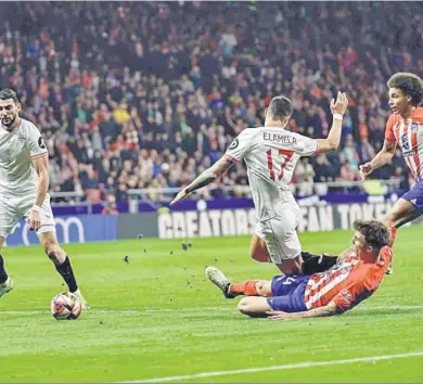  ?? JUANJO MARTÍN / EFE ?? Pablo Barrios trata de rebañar el balón ante Lamela en el penalti pitado por el colegiado y rectificad­o por el VAR.