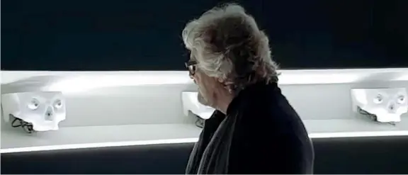  ??  ?? Online Il garante del Movimento 5 Stelle Beppe Grillo, 69 anni, in un fermo immagine dal video postato ieri sul suo blog durante la visita alla mostra «Human+» in corso a Roma