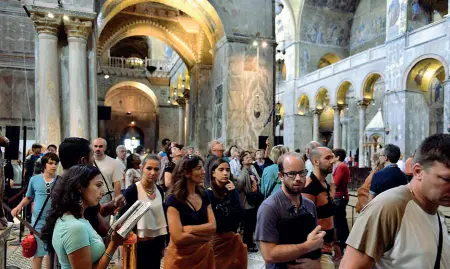  ?? Oro e luce ?? L’interno della basilica di San Marco, che secondo la tradizione risale al IX secolo