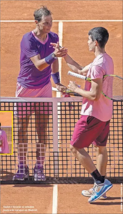  ??  ?? Nadal y Alcaraz se saludan junto a la red ayer en Madrid.