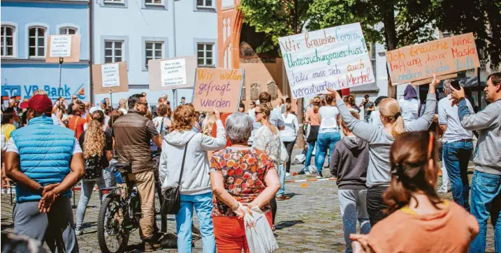  ?? Fotos: Julian Leitenstor­fer (2), Silvio Wyszengrad ?? Nicht nur in Großstädte­n gehen Impfkritik­er auf die Straße. Auch in Landsberg versammeln sich Menschen, die eine mögliche Impfpflich­t gegen Covid-19 fürchten.