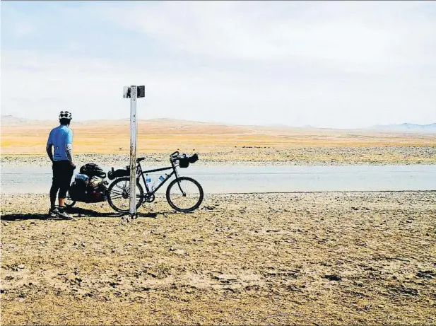  ?? . ?? Aventura en Asia Àlex Prieto fue en bici desde las estepas de Mongolia hasta Delhi