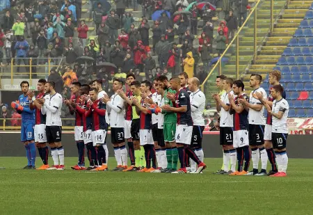  ?? Il ricordo ?? Un minuti di silenzio, la canzone di Lucio Dalla «Le rondini» e gli applausi di tutto il Dall’Ara per ricordare il capitano della Fiorentina Davide Astori