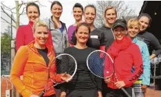  ?? Foto: TC Wertingen ?? Premiere für die Damen des Tennis Club Wertingen, die in der Bezirkskla­sse 2 ihren ersten Saisonsieg feierten. Hinten von links: Tanja Unger, Simone Schedler, Anja Wirth, Anja Jünger, Hannah Birkholz, Hannah Kehrle und Jana Gleich. Vorne von links:...