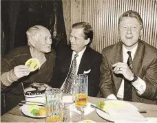  ?? Foto: Jiří Jírů ?? Havel se spisovatel­em Bohumilem Hrabalem a americkým prezidente­m Billem Clintonem v hospodě U Tygra v roce 1994.