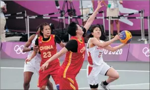  ?? ZHANG XIAOYU /XINHUA WANG LILI / XINHUA ?? Left: Su Bingtian (right) and Wu Zhiqiang compete for China in the men’s 4x100 meters semifinal relay at the Tokyo 2020 Olympics on Aug 5. defeats Japan at the Tokyo Games on July 26.
Right: China’s three-person women’s basketball team