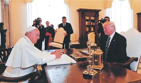  ??  ?? El papa Francisco se reunió con Donald Trump, presidente de los Estados Unidos.