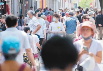  ?? GRAHAM HUGHES LA PRESSE CANADIENNE ?? La quatrième vague, avec son nouveau variant, touche maintenant de plein fouet les personnes non vaccinées, les jeunes adultes et même les enfants, qui se retrouvent dans des unités de soins intensifs qui débordent.