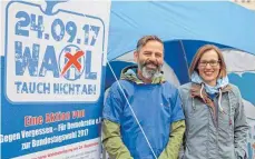  ?? FOTO: DANIEL HÄFELE ?? Hubert Moosmayer und Karin Ott haben auf dem Wochenmark­t in Biberach für das Wahlrecht geworben.