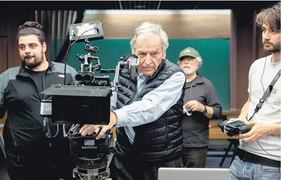  ??  ?? Costa-Gavras en acción: los 88 años del director no se reflejan en la intensidad de sus expresione­s.