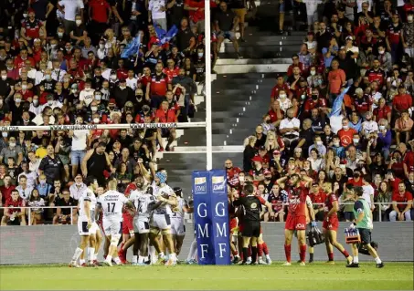  ?? (Photo Frank Muller) ?? Toulon a montré du caractère, hier soir à Mayol, face à Montpellie­r. Mais les hommes de l’ex-manager varois Philippe Saint-andré ont joué un bien mauvais tour aux joueurs du RCT en allant chercher le nul au-delà de la sirène.